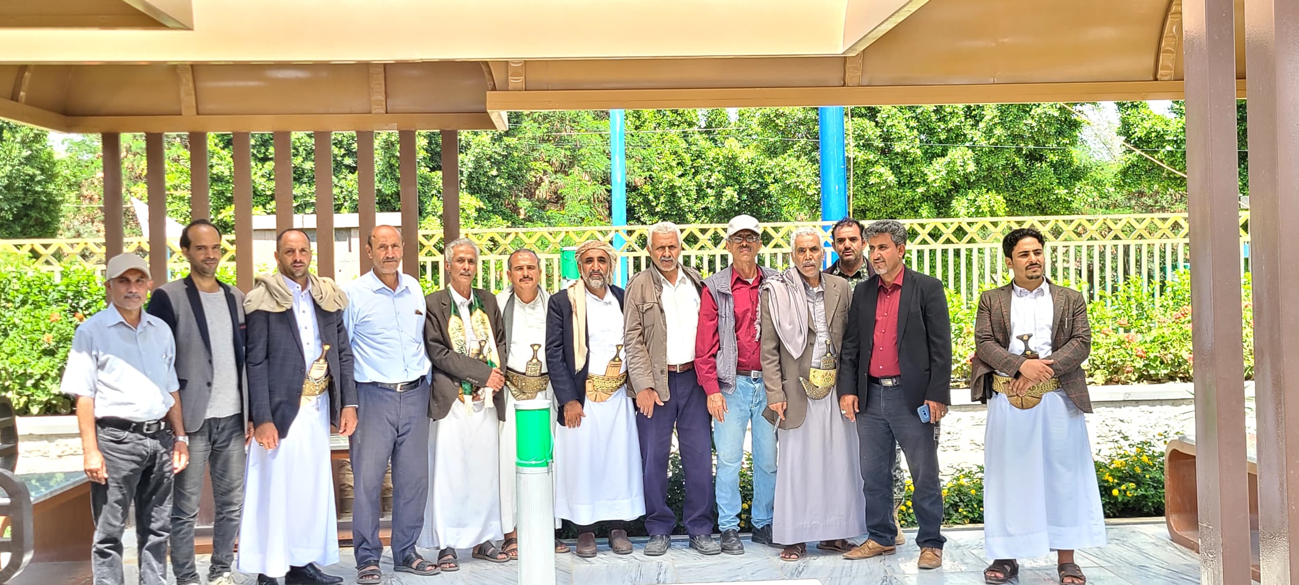 رئيس وموظفو الهيئة العامة للآثار والمتاحف يزورون أضرحة الشهـ.ـداء الصماد والرهوي والغماري - صورة إضافية 1